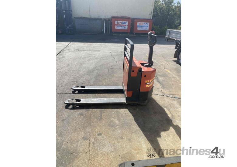 caption Electric Pallet jack - Hire