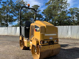 Caterpillar CB14 Vibrating Roller Roller/Compacting - picture0' - Click to enlarge