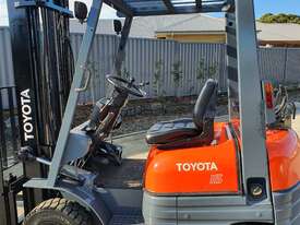 Forklift 1.5T Toyota - picture2' - Click to enlarge