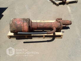 VINTAGE FIRE HYDRANT - picture0' - Click to enlarge