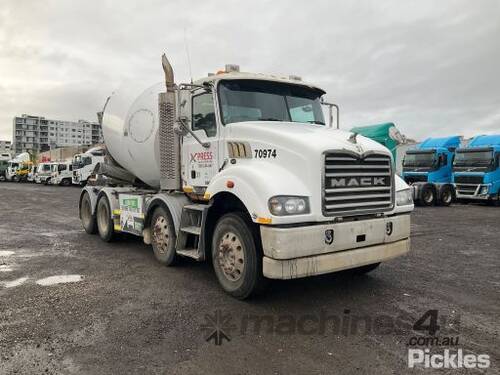 2013 Mack Metro Liner CSMR Concrete Agitator