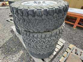 NISSAN NAVARA D40 TYRES AND RIMS - picture1' - Click to enlarge