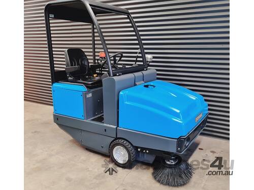 Ride on Sweeper in Excellent Condition, LPG Powered with High Dump Hopper