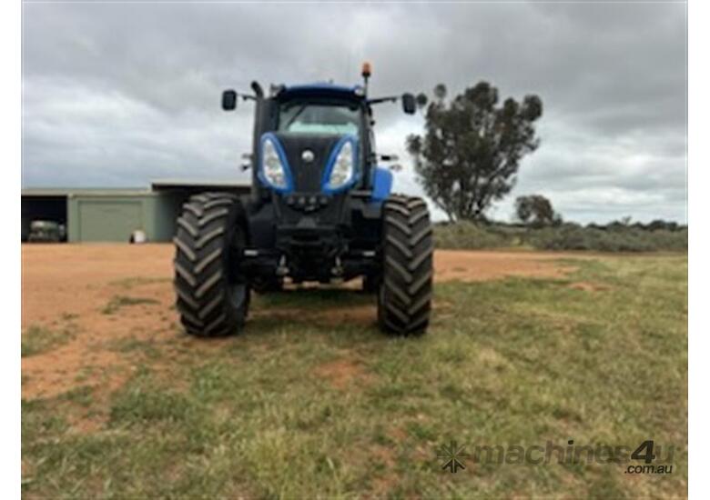 caption NEW HOLLAND T8.390 TRACTORS