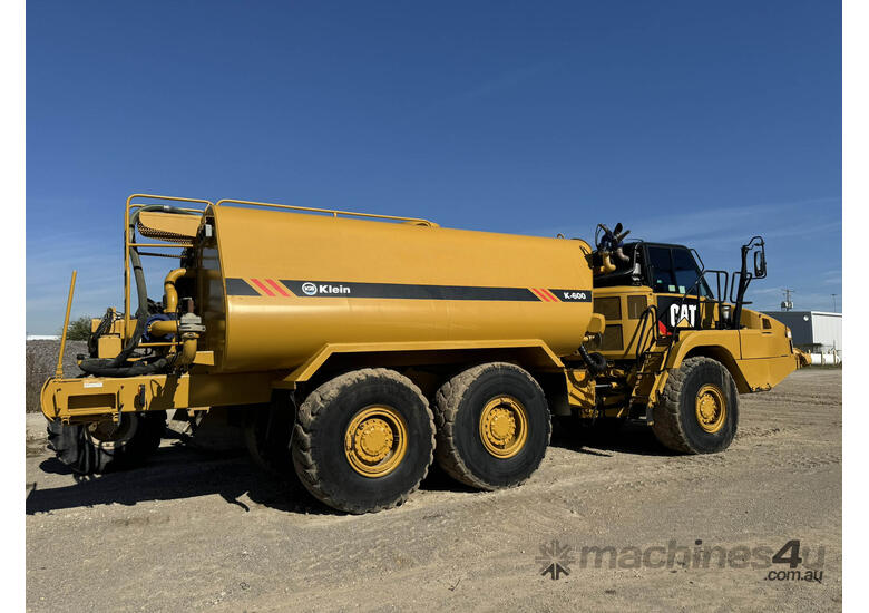 caption 2016 Caterpillar 730C Articulated Water Truck