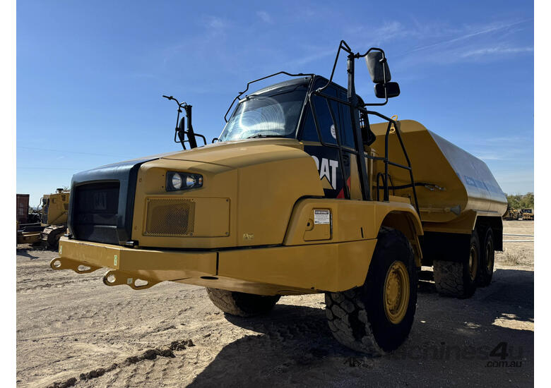 caption 2016 Caterpillar 730C Articulated Water Truck