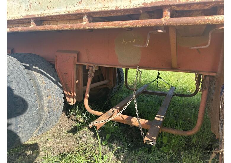 caption 1982 Fruehauf PH122F3W Tri Axle Flat Top Trailer