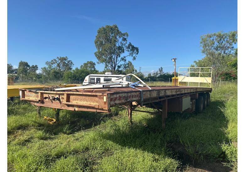 caption 1982 Fruehauf PH122F3W Tri Axle Flat Top Trailer