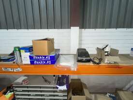 1x Workbench with Contents - picture0' - Click to enlarge
