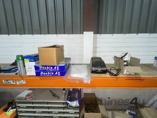 caption 1x Workbench with Contents