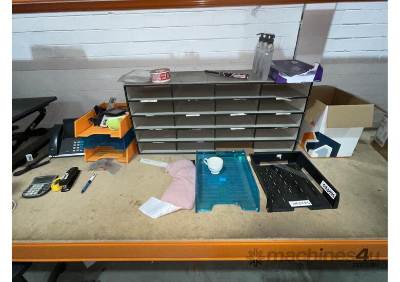 caption 1x Workbench with Contents