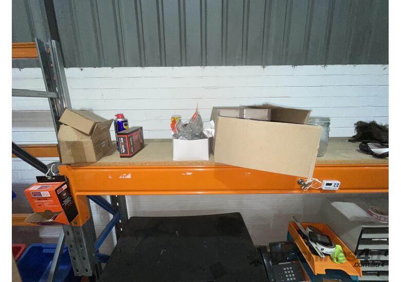 caption 1x Workbench with Contents