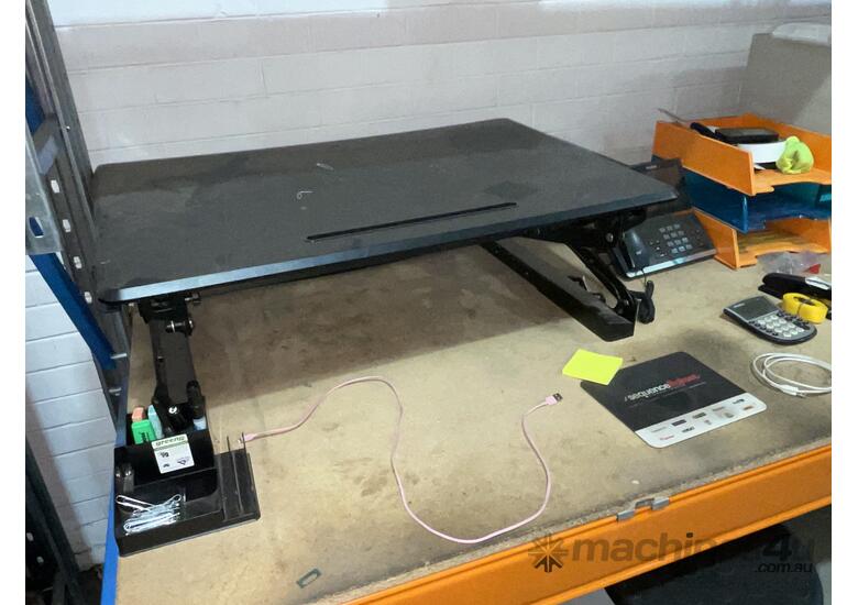 caption 1x Workbench with Contents