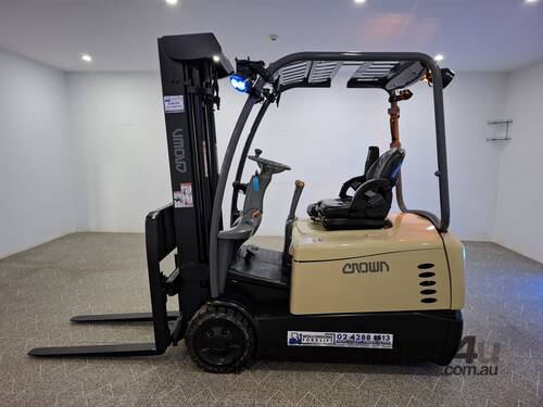 caption Wollongong Forklift: Crown 1.6T Electric, 3-Stage Container Mast, 4.825m Lift!