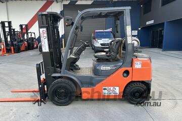 Toyota 8FG25 2.5t Forklift Cont. Mast Deluxe Pack, SS, LPG