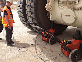 ToughLift - Earthmover Air Operated Hydraulic Jacking System - 150 Tonnes 520 mm Stroke  - picture1' - Click to enlarge