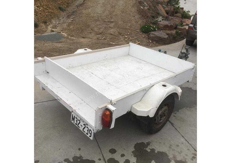 caption TRAILER (WHITE) HANDMADE