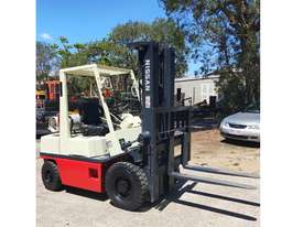 2.5T Nissan (5.5m Lift) ContainerEntry LPG Forklift - picture0' - Click to enlarge