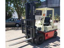 2.5T Nissan (5.5m Lift) ContainerEntry LPG Forklift - picture1' - Click to enlarge