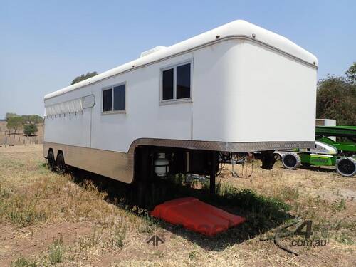 10/1980 Hawkins Engineering / Homemade Tandem 6 Horse Float with Accommodation Gooseneck Trailer