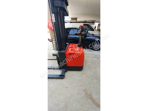 Linde Material Walkie Stacker - Electric
