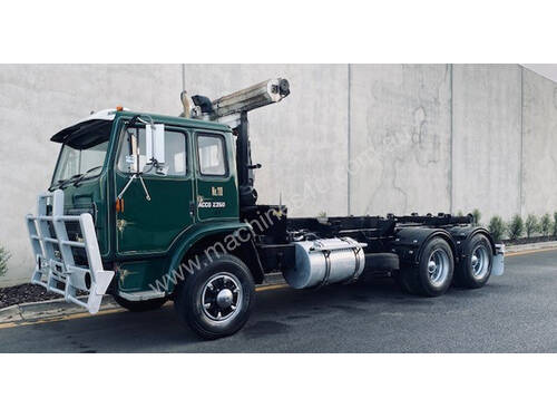 International Acco 2250D Hooklift/Bi Fold Truck