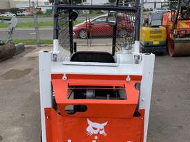Bobcat 315, with 4 in 1 bucket - picture1' - Click to enlarge