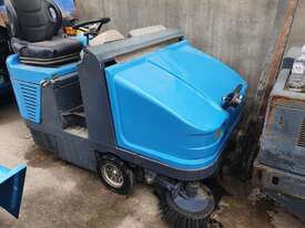 Ride on LPG sweeper - picture0' - Click to enlarge