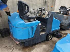 Ride on LPG sweeper - picture0' - Click to enlarge