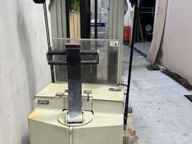 CROWN WALKIE REACH STACKER - picture0' - Click to enlarge