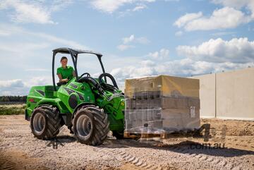 Avant 860i Powerful Articulated Loader with Pallet Forks