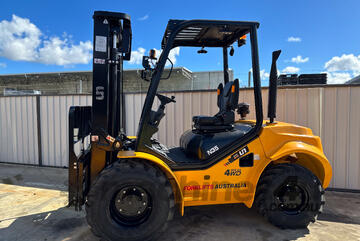 UN Forklift 3.5T, 4WD, Rough Terrain Diesel - Low maintenance with Reduced Vibration