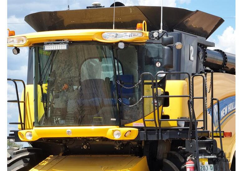 caption NEW HOLLAND CR9090 ,45ft 83c Front