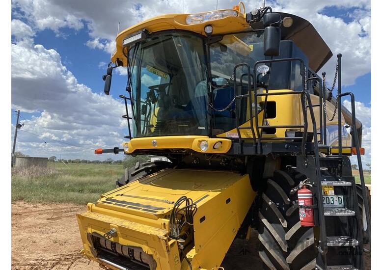 caption NEW HOLLAND CR9090 ,45ft 83c Front