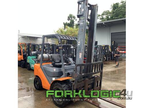 caption UN FGL30T-JA 3.0 Tonne Tall Mast LPG Forklift