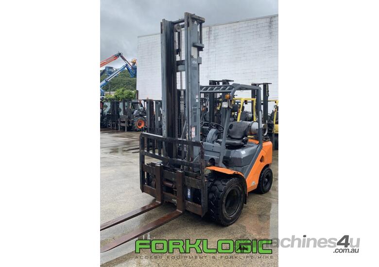 caption UN FGL30T-JA 3.0 Tonne Tall Mast LPG Forklift