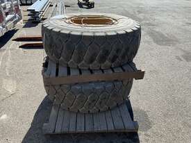 2 x Caterpillar 930 rims Bridgestone 17.5 R22.5 Tyres - picture1' - Click to enlarge
