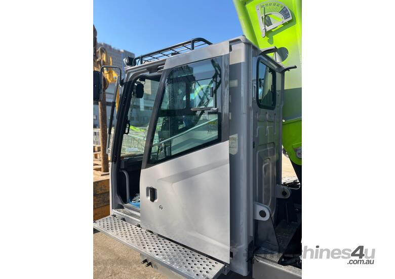 caption Zoomlion 150T Crawler Crane ZCC1500 - Exceptional Productivity, Versatile Capabilities