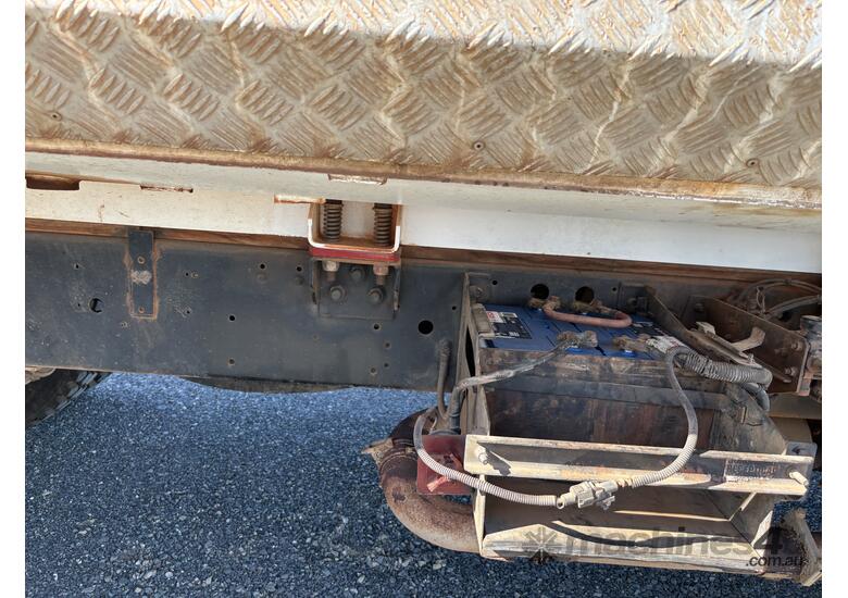 caption 2006 Hino FM1J 6x4 Service Truck