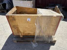 1 x Pallet of Various Truck Parts - picture0' - Click to enlarge