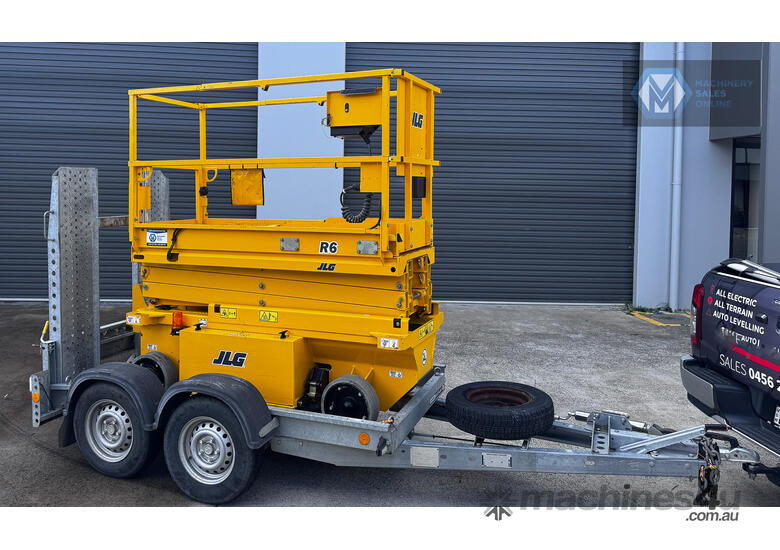 caption JLG 19ft Scissor Lift and Trailer
