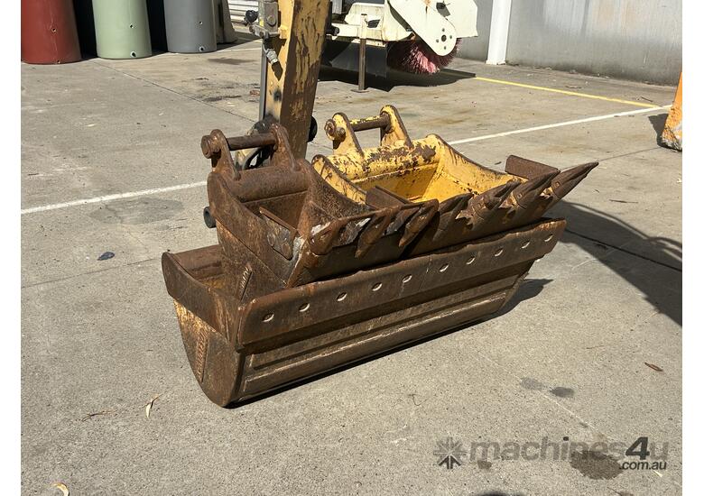caption 2011 Komatsu PC27MR Rubber Tracked Excavator