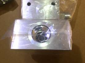 Sun Hydraulics 2FC1-AB Check Valve Manifold
 - picture1' - Click to enlarge