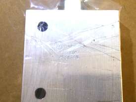 Sun Hydraulics 2FC1-AB Check Valve Manifold
 - picture0' - Click to enlarge