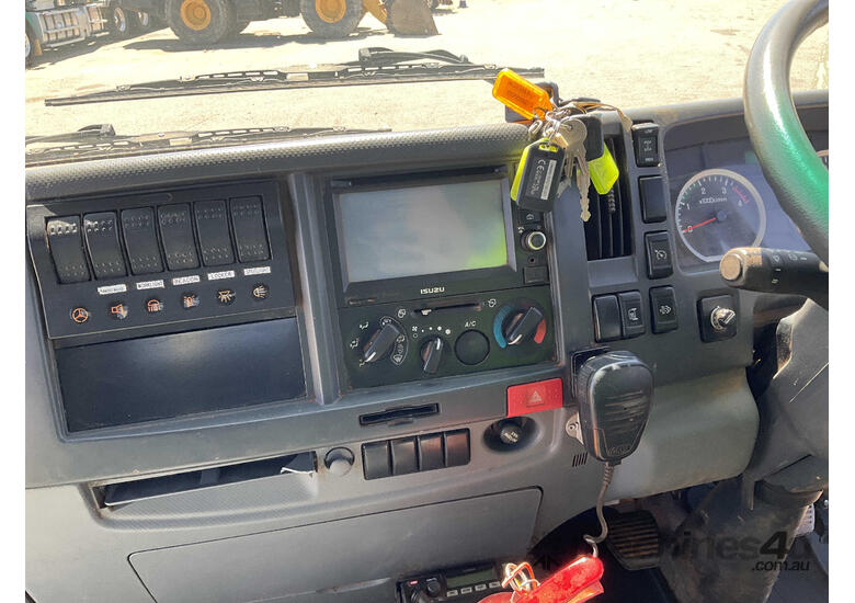 2014 Isuzu FSS550 Service Truck