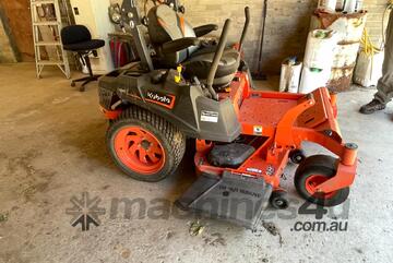 Kubota   Z242 Zero turn mower.