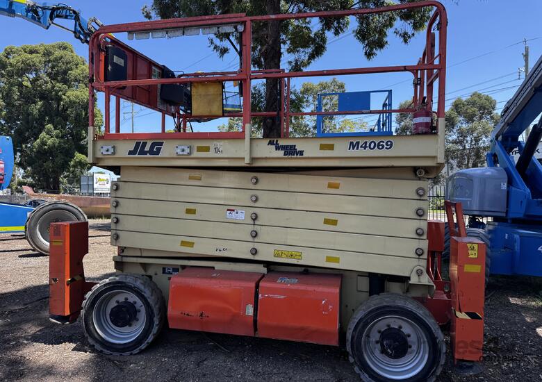 2015 JLG M4069 - 2015 - Hybrid Electric Scissor Lift image 2