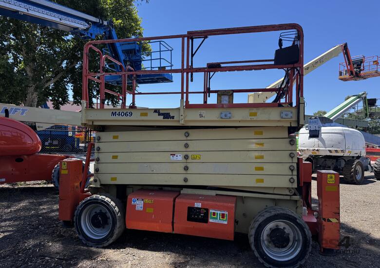 2015 JLG M4069 - 2015 - Hybrid Electric Scissor Lift image 3