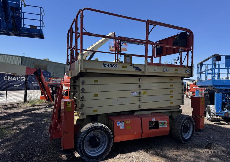 2015 JLG M4069 - 2015 - Hybrid Electric Scissor Lift image 4