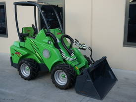 Demo Avant 420 Compact Articulated Loader w/ 4in1 - picture0' - Click to enlarge